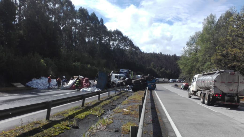 Camión que transportaba maíz volcó en la Ruta 5 Sur