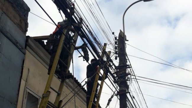 Retiraron nueve kilómetros de cables en desuso del barrio El Morro de Iquique