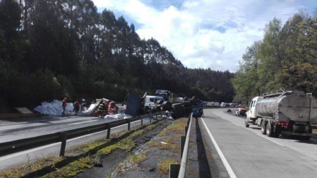 Camión que transportaba maíz volcó en la Ruta 5 Sur