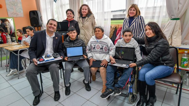 Ñuble: Tres estudiantes con capacidades diferentes recibieron computadores de 