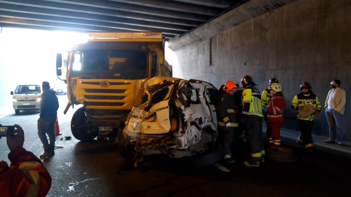 Camión y un auto chocaron en Américo Vespucio Sur