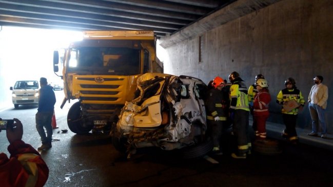 Camión y un auto chocaron en Américo Vespucio Sur