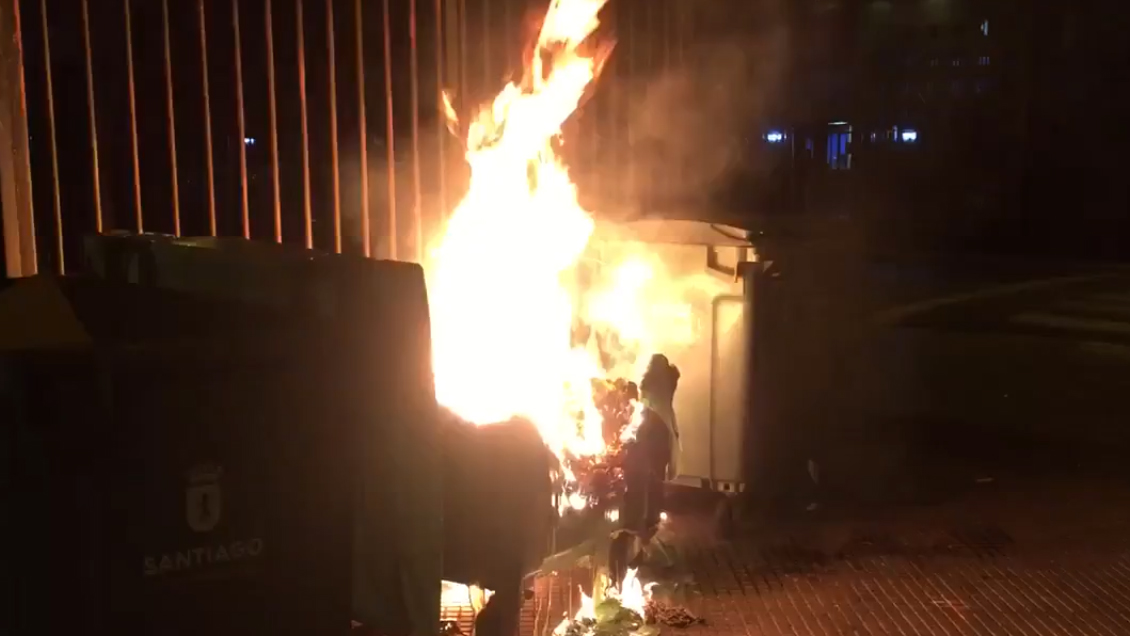 Investigan incendios de contenedores en pleno centro de Santiago