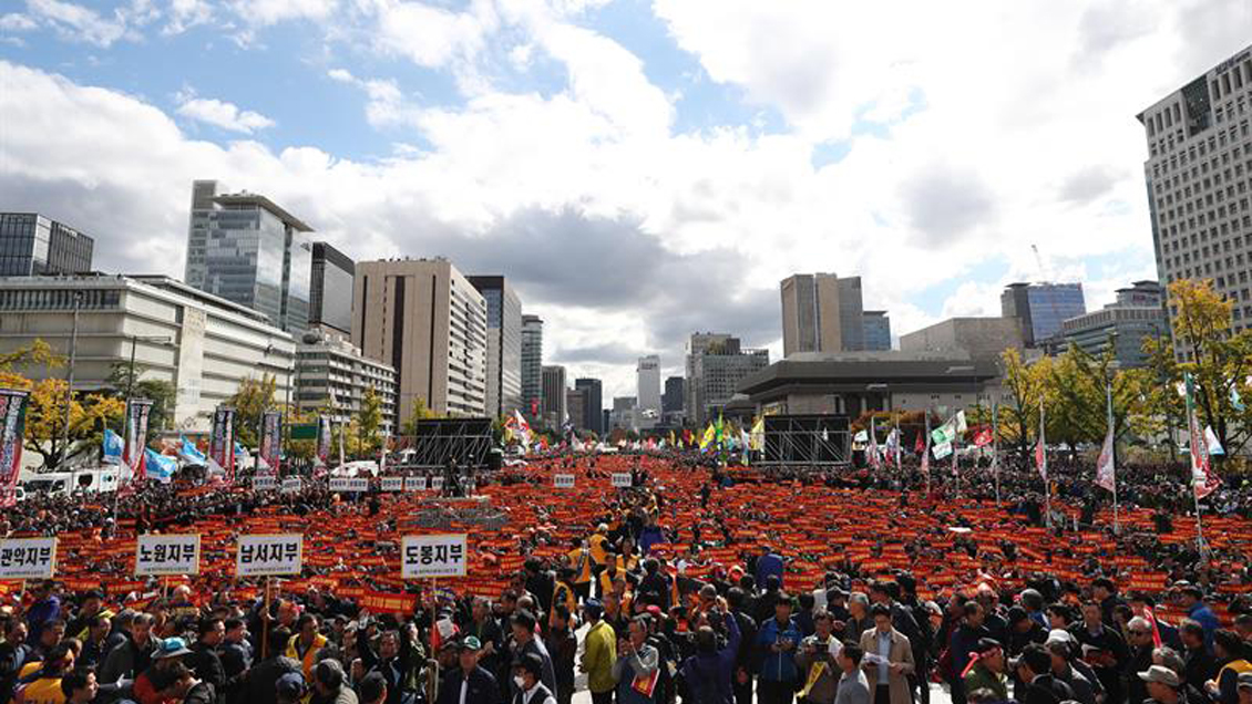 Unos 60 mil taxistas realizan huelga en Seúl contra el 