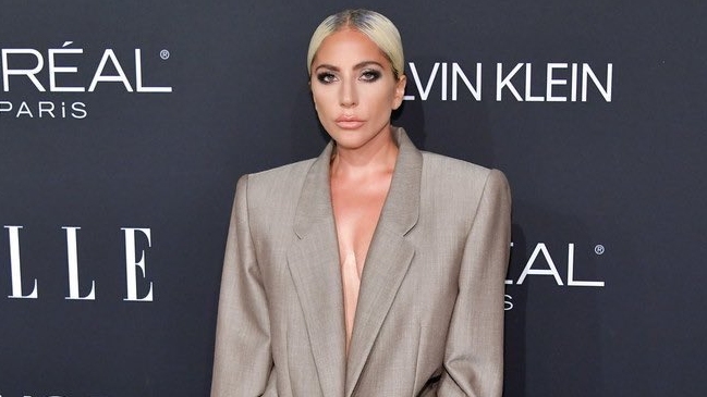 La notable broma de Peter Crouch por traje gigante de Lady Gaga