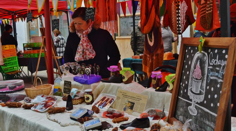 Valparaíso ayuda a Quilpué y Puchuncaví: Artesanos llevan sus productos a la plaza Sotomayor