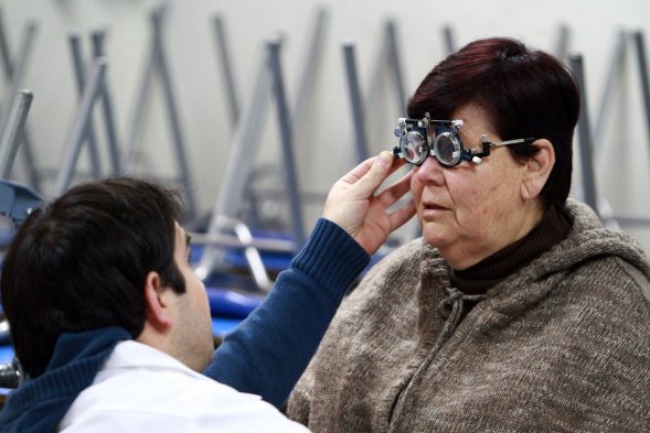 Chillán: Municipio realizará operativo oftalmológico gratuito para adultos mayores