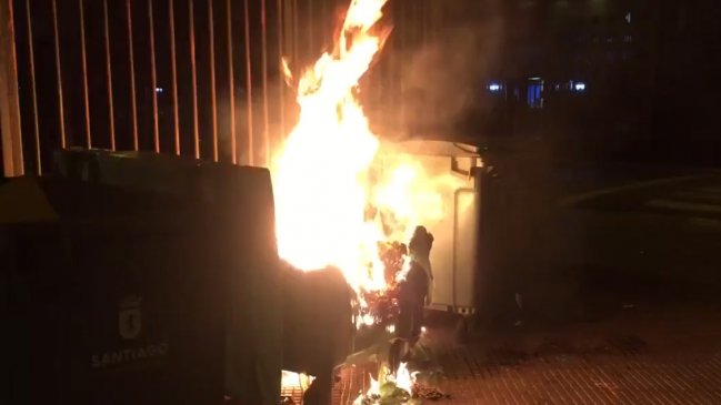 Investigan incendios de contenedores en pleno centro de Santiago