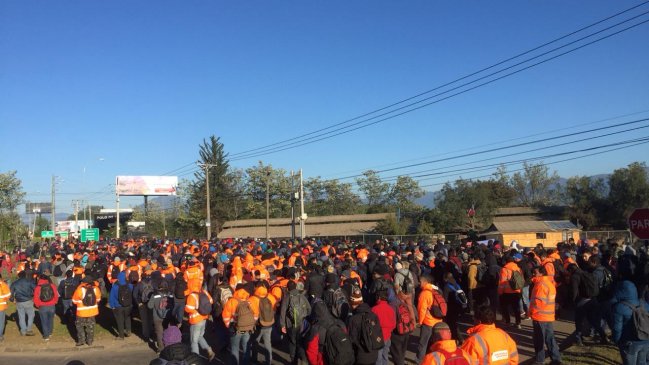 Trabajadores contratistas de División El Teniente marcharon por las calles de Machalí y Rancagua