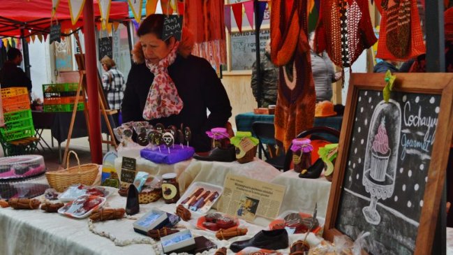 Valparaíso ayuda a Quilpué y Puchuncaví: Artesanos llevan sus productos a la plaza Sotomayor