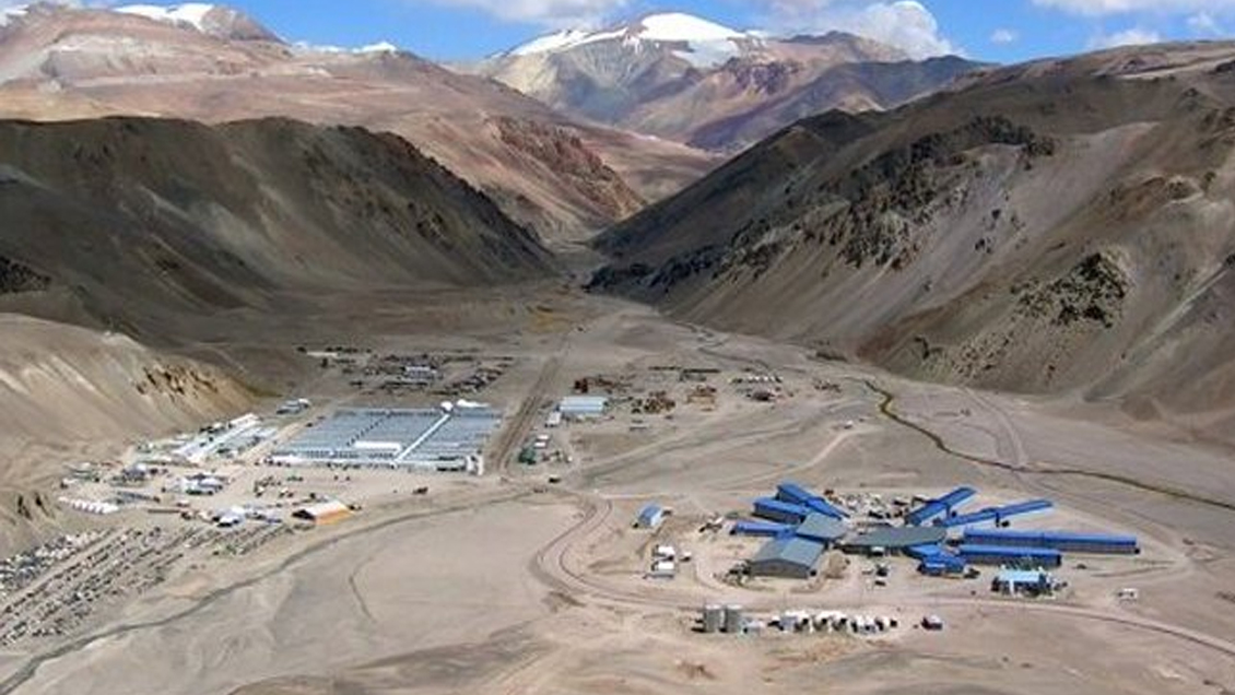 Juez elevó a juicio causa por derrame de cianuro en mina argentina operada por Barrick Gold