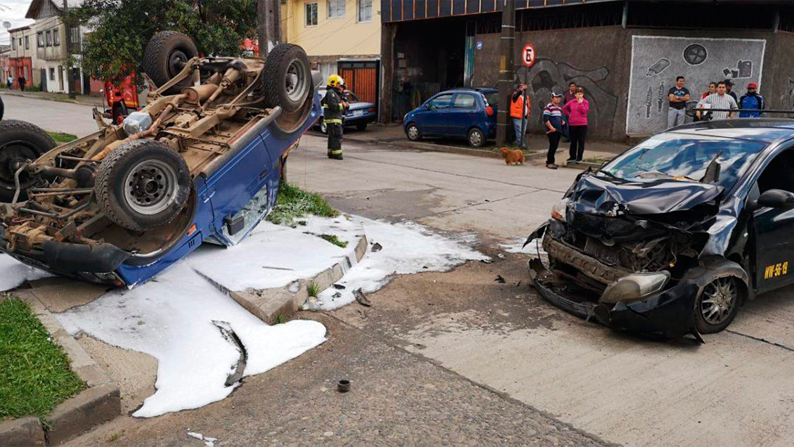 Al menos seis heridos dejó choque entre un jeep y un colectivo en Temuco