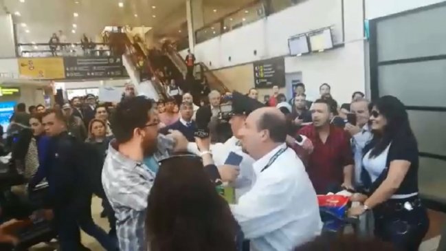 Llegada de Tatiana Merino causó trifulca en aeropuerto de Santiago