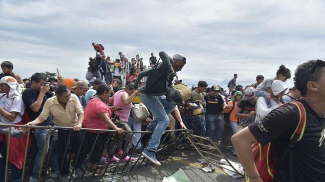 Miles de hondureños saltaron cordón policial en Guatemala y entraron a México