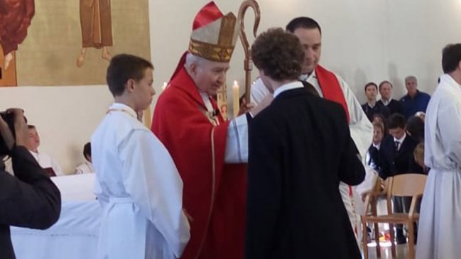 Errázuriz reapareció oficiando misa de confirmación en colegio de Las Condes