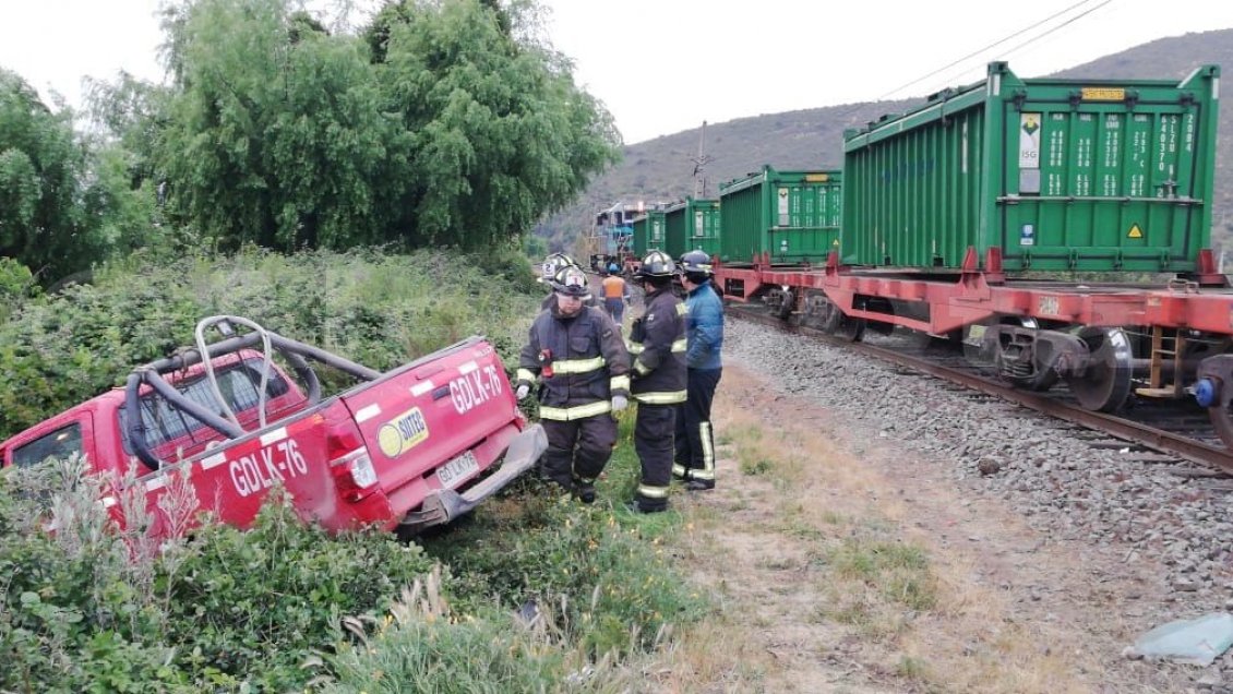 Tres lesionados dejó choque entre tren y camioneta en La Calera