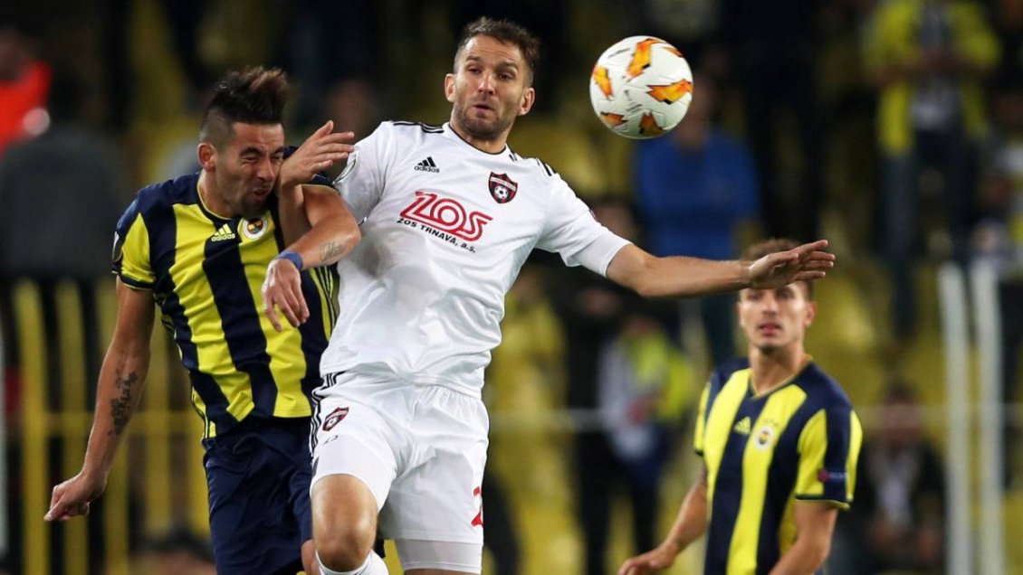 Mauricio Isla participó en opaco empate de Fenerbahce ante Sivasspor en Turquía
