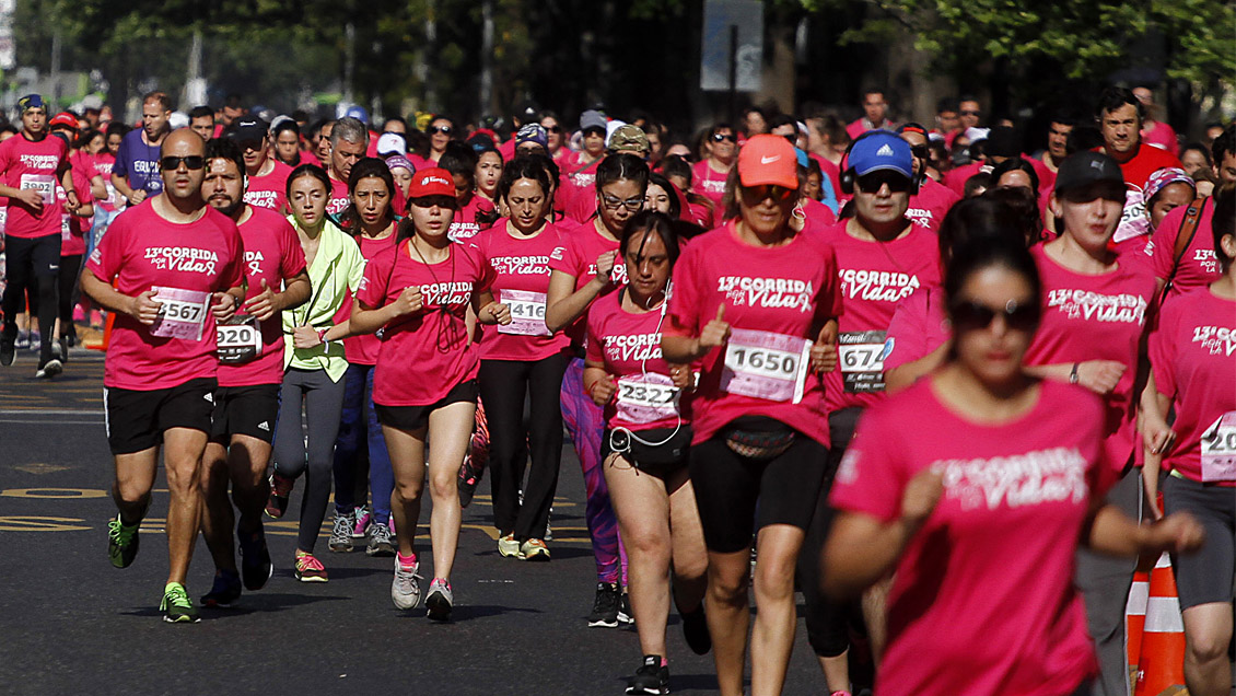 Dos corridas mantienen cortes de tránsito en Santiago y Providencia