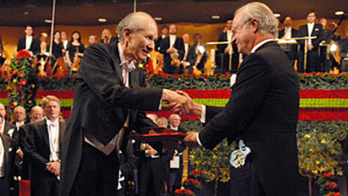 A los 90 años murió el Nobel de Química japonés Osamu Shimomura