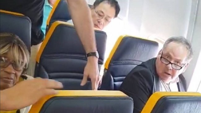 Pasajero insultó a mujer negra y la aerolínea la cambió de asiento