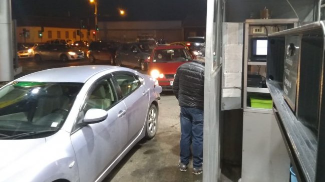 Magallanes: Automovilistas colapsan bencineras en medio del bloqueo de camioneros