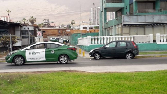 Iquique: Patrulla de Carabineros perdió el control y chocó a un auto estacionado