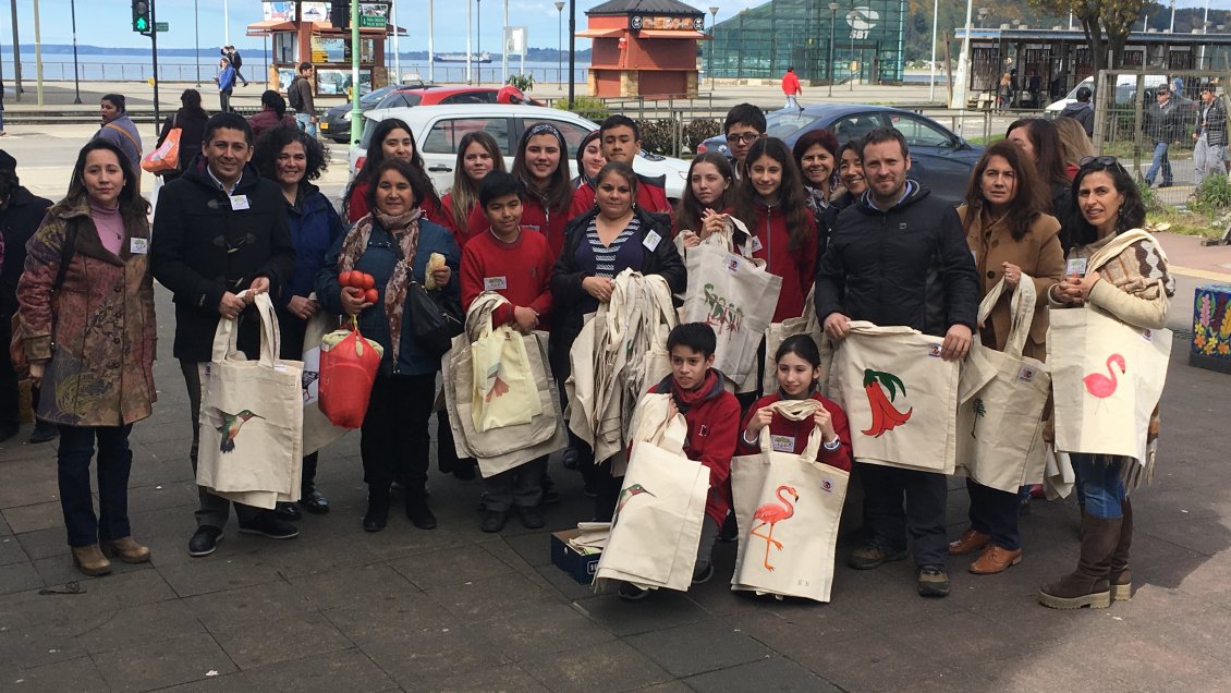 Puerto Montt: Escolares intercambiaron bolsas plásticas por otras reutilizables