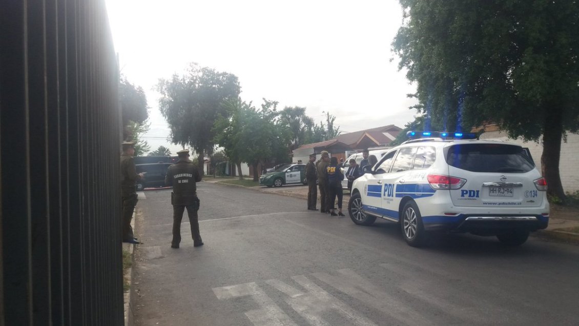 Encontraron cuerpo de hombre colgado y esposado en plaza de Maipú