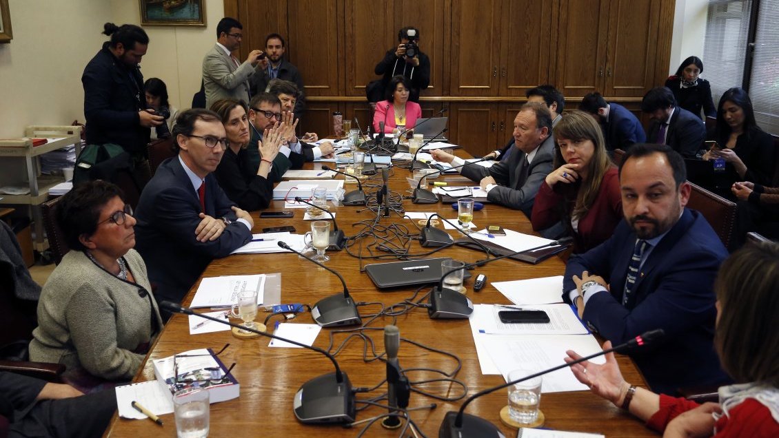 Testimonio de profesora agredida marcó discusión de proyecto Aula Segura