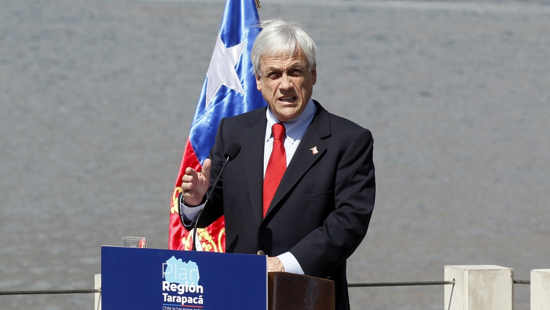 Iquique: De un puñetazo rompieron vidrio de vehículo en el que se trasladaba el Presidente Piñera