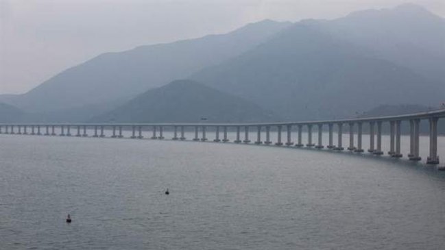 China inauguró el puente sobre el mar más largo del mundo