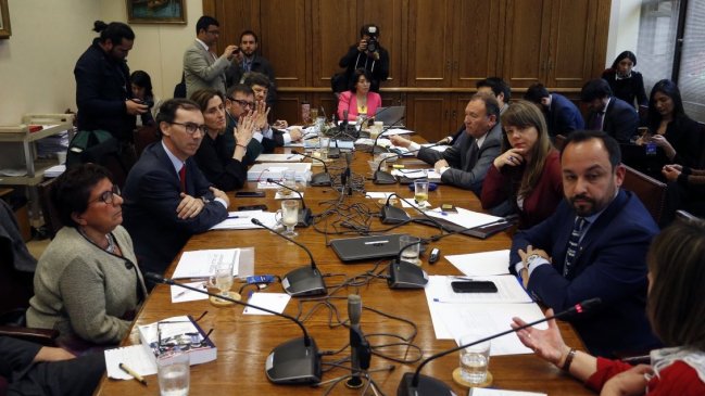 Testimonio de profesora agredida marcó discusión de proyecto Aula Segura