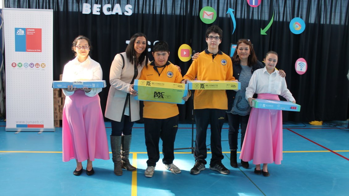 Punta Arenas: Escolares con discapacidad recibieron computadores especialmente adaptados
