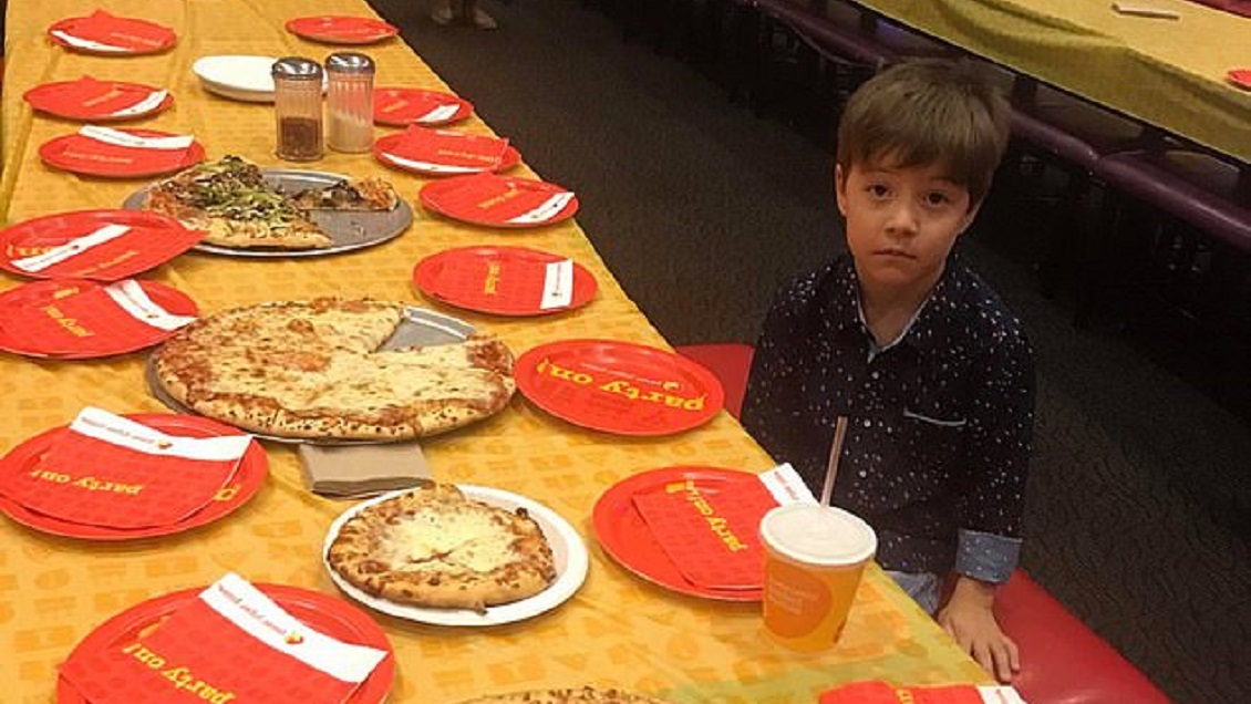Padres de niño que celebró su cumpleaños solo se arrepienten de compartir la foto y hacerla viral