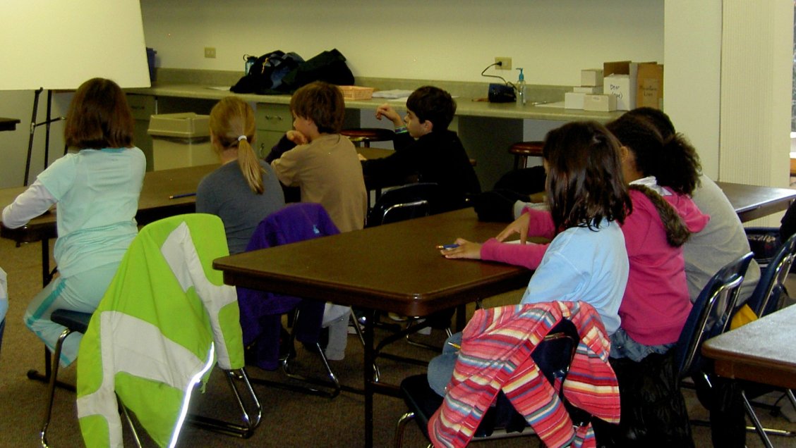 Alumna participaba en clase de educación sexual y terminó revelando abusos de profesor