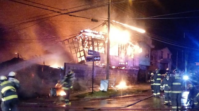 Incendio afectó a tres inmuebles en Punta Arenas