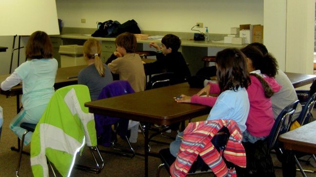 Alumna participaba en clase de educación sexual y terminó revelando abusos de profesor