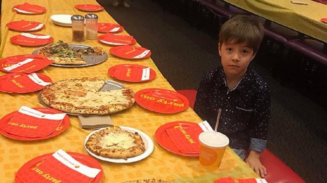 Padres de niño que celebró su cumpleaños solo se arrepienten de compartir la foto y hacerla viral