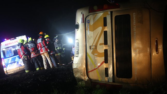 Volcamiento de bus deja dos lesionados leves en Ñuble