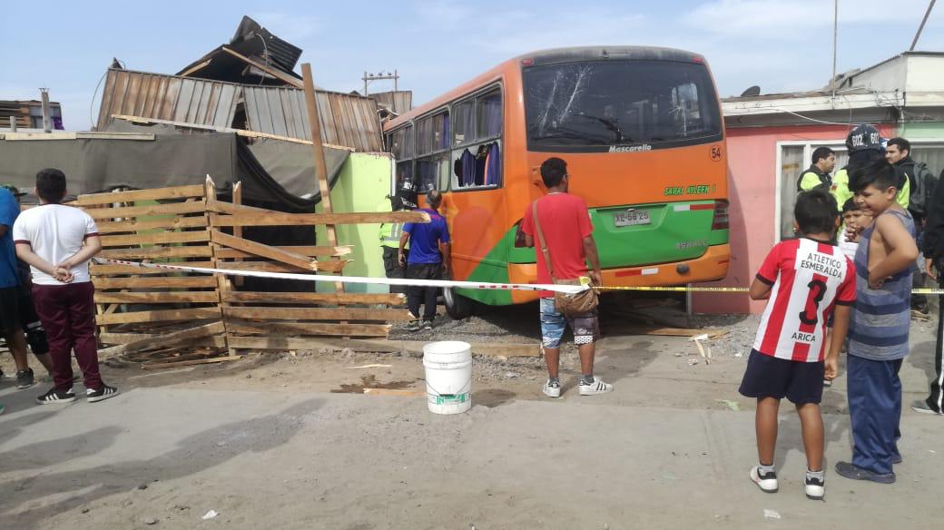Arica: Microbús sufrió desperfecto mecánico y arrasó vivienda