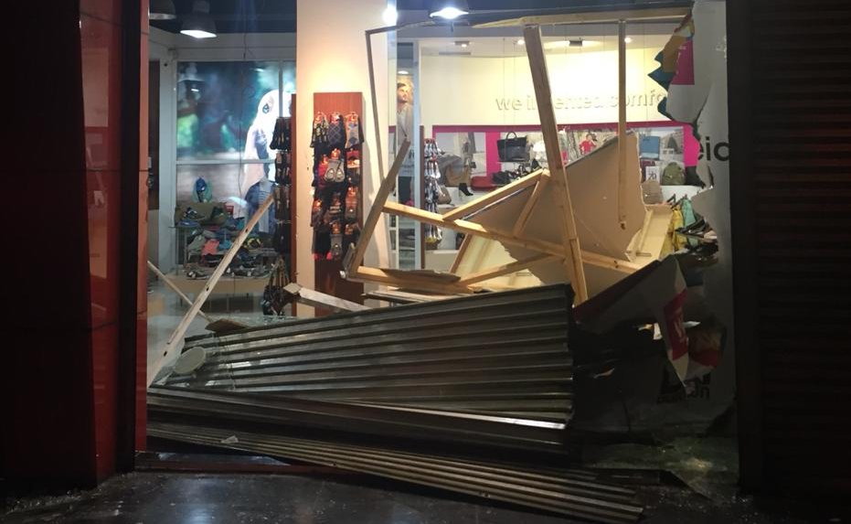 Valparaíso: Carabineros investiga alunizaje y robo a tienda de ropa