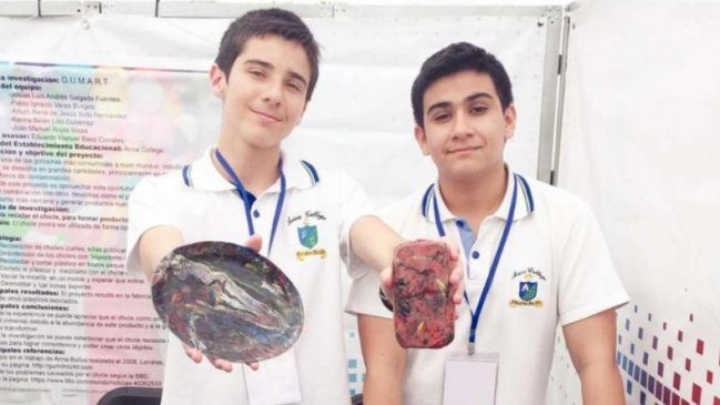 Jóvenes crearon platos y carcasas de celular con chicles usados