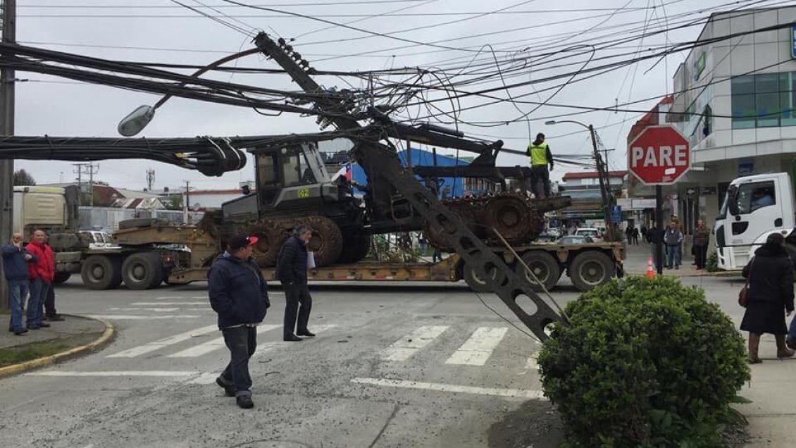 Camión y su acoplado derribaron seis postes del alumbrado público en Valdivia