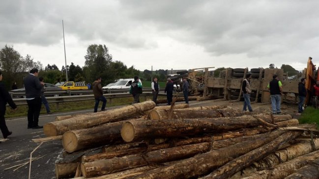 Choque frontal en la Ruta 5 Sur: Hombre murió y el tránsito está suspendido