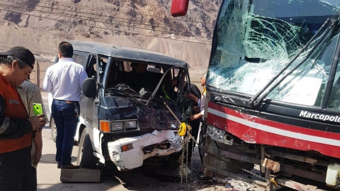 Iquique: Colisión frontal entre un bus y furgón terminó con un lesionado