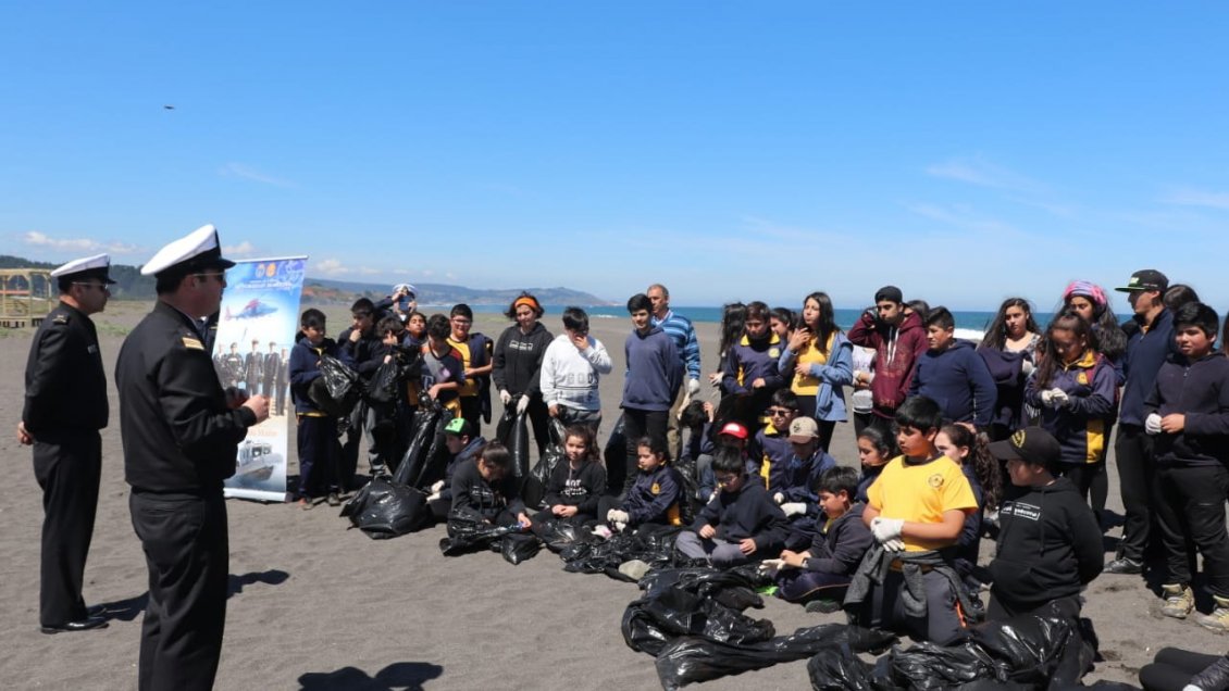 Niños dieron el ejemplo limpiando playa 