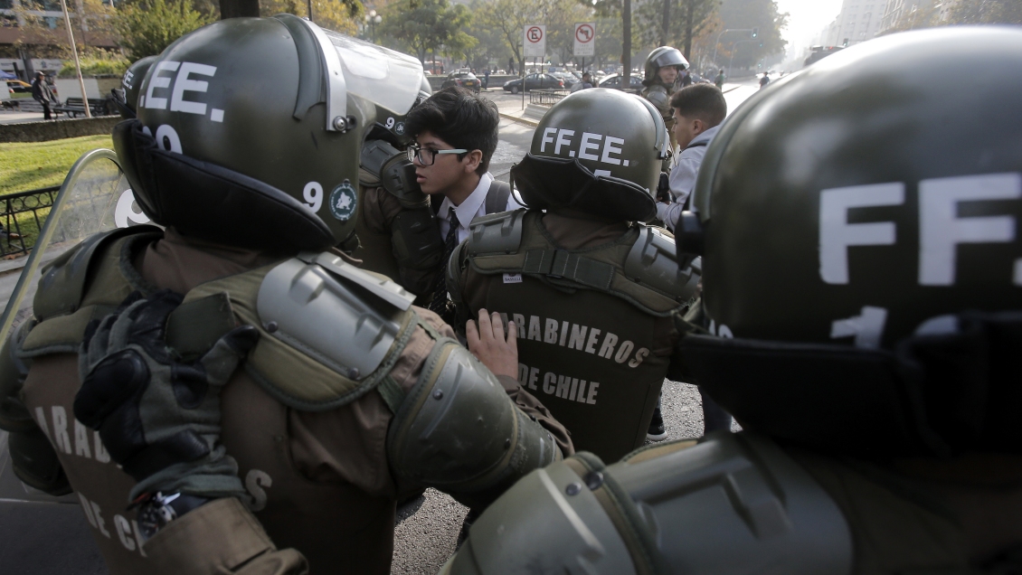 Apoderados de liceos emblemáticos buscan disminuir violencia contra menores en protestas