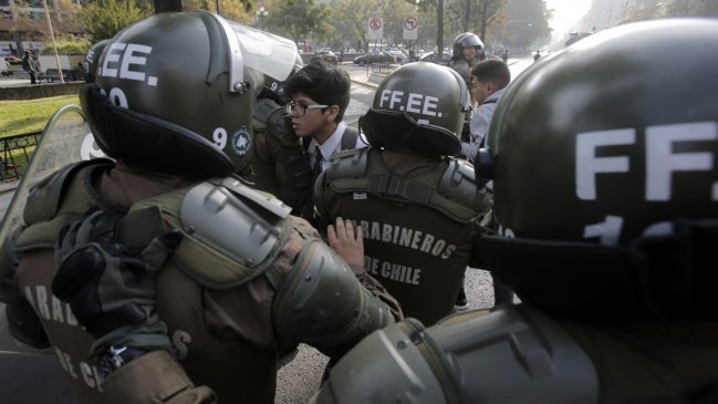 Apoderados de liceos emblemáticos buscan disminuir violencia contra menores en protestas