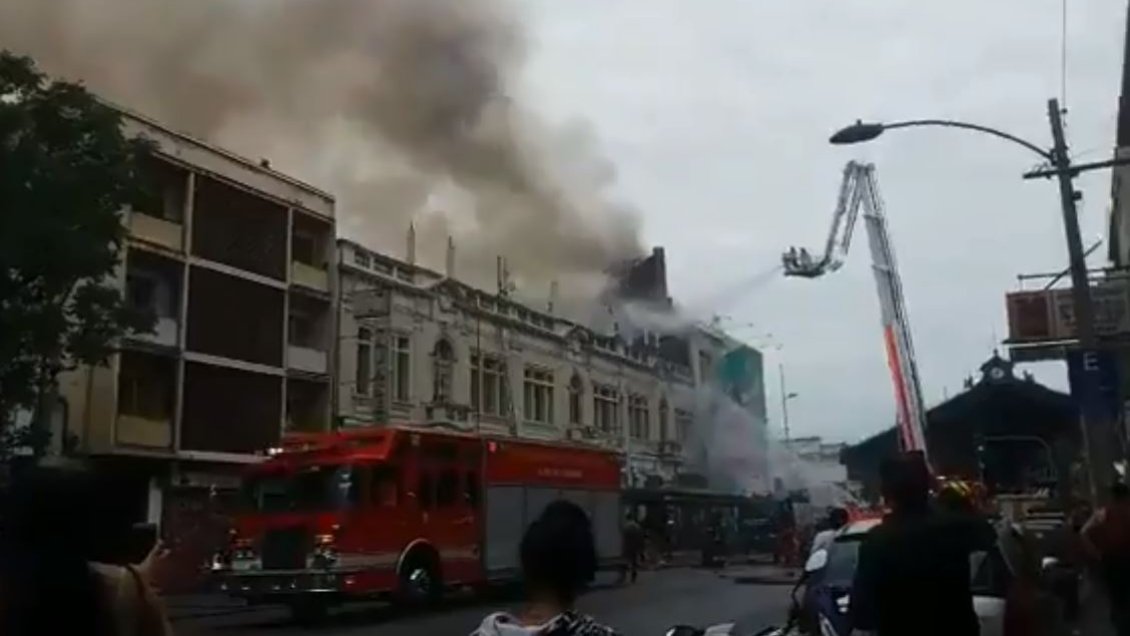 Incendio afectó a una decena de locales comerciales en Alameda con Matucana