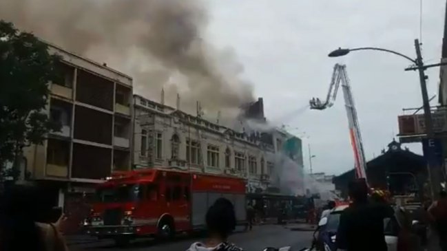 Incendio afectó a una decena de locales comerciales en Alameda con Matucana
